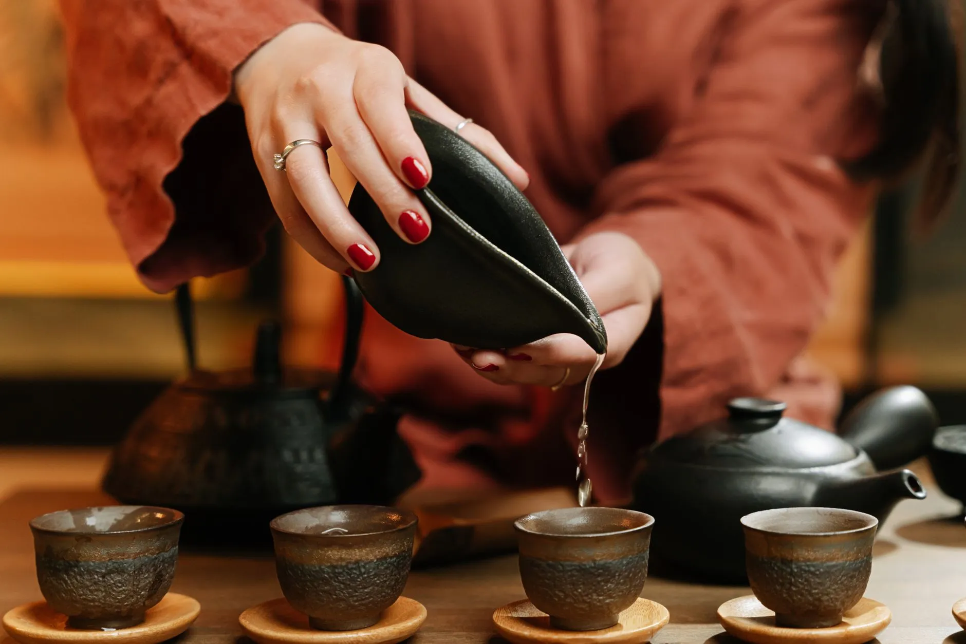 工业脚轮与万向轮选型指南：如何为物流设备匹配合适的脚轮产品